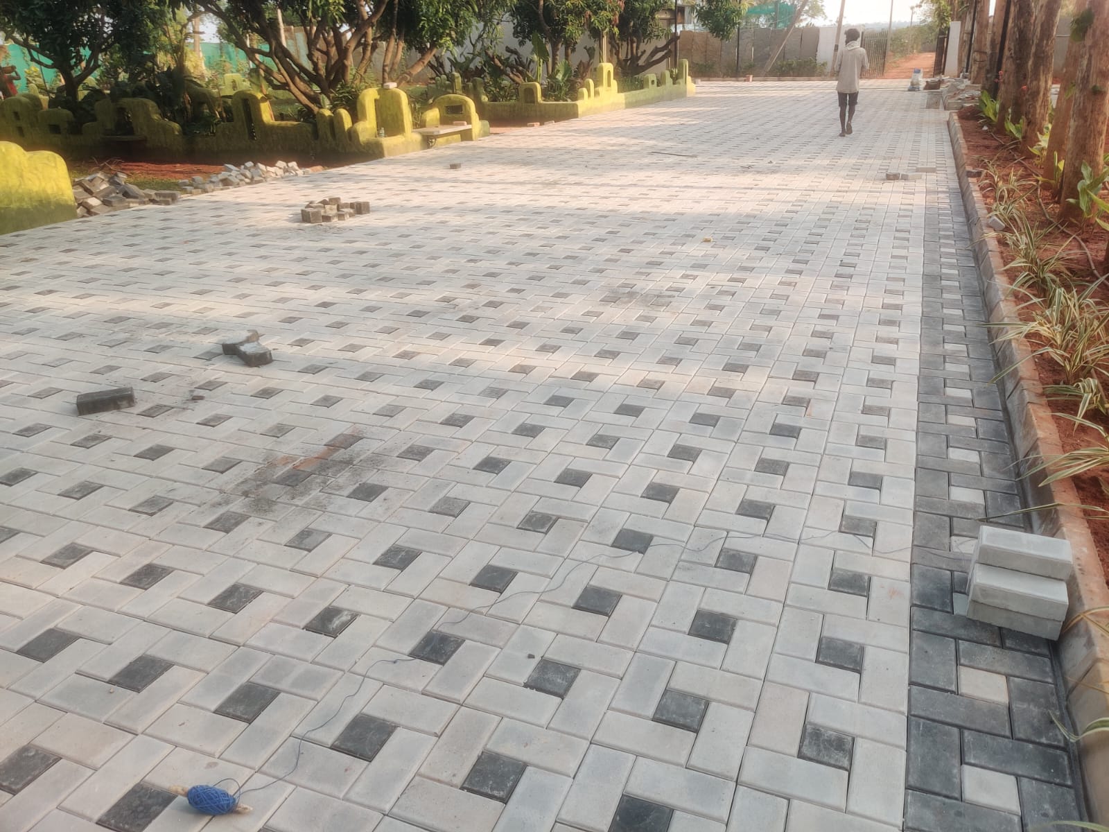 Beautifully paved residential driveway using VINCON blocks